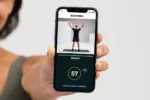 Mano sosteniendo un celular con la app Blackroll mostrando un ejercicio de estiramiento con contador