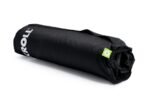 Blackroll Recovery Blanket Summer enrollada dentro de su bolso de transporte negro con logo BLACKROLL