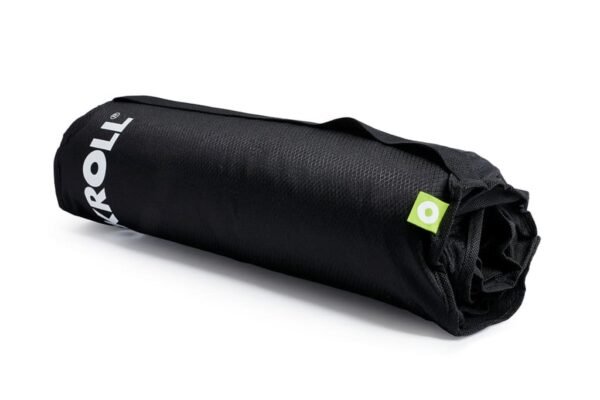 Blackroll Recovery Blanket Summer enrollada dentro de su bolso de transporte negro con logo BLACKROLL