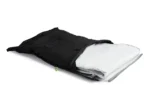 Blackroll Recovery Blanket Summer doblada mostrando el exterior negro y el interior gris claro