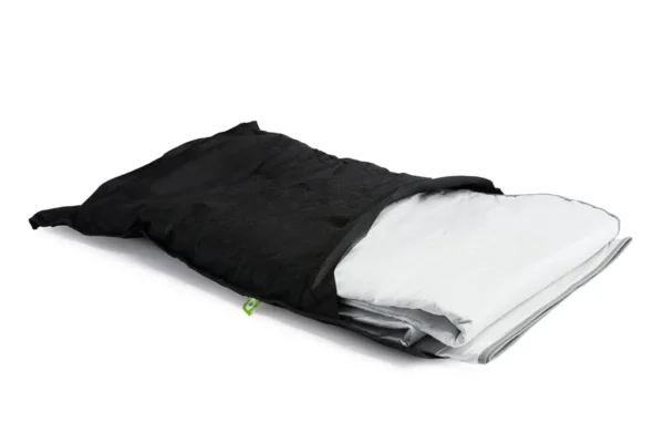 Blackroll Recovery Blanket Summer doblada mostrando el exterior negro y el interior gris claro