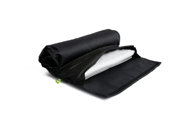 Blackroll Recovery Blanket Summer parcialmente desenrollada desde su bolso negro, mostrando las capas de tela