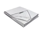 Blackroll Recovery Blanket Summer doblada, manta gris claro con ribete oscuro