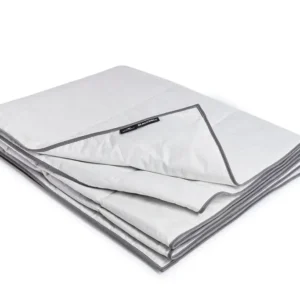 Blackroll Recovery Blanket Summer doblada, manta gris claro con ribete oscuro