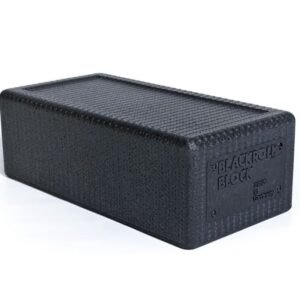 Blackroll Block visto en ángulo, bloque negro rectangular con textura antideslizante y logo BLACKROLL