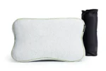 Blackroll Recovery Pillow junto a su bolso de viaje negro con cordón