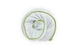 Blackroll Recovery Pillow enrollada sobre sí misma, mostrando su flexibilidad para transporte