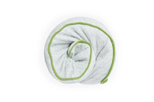 Blackroll Recovery Pillow enrollada sobre sí misma, mostrando su flexibilidad para transporte