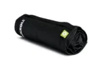 Blackroll Recovery Pillow enrollada dentro del bolso de viaje negro con logo BLACKROLL