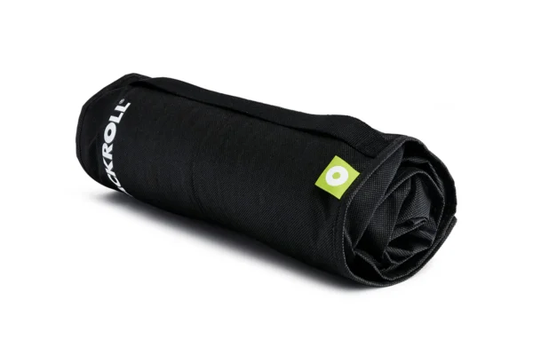 Blackroll Recovery Pillow enrollada dentro del bolso de viaje negro con logo BLACKROLL
