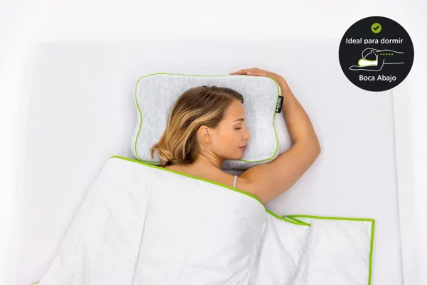 Mujer durmiendo boca arriba sobre la Blackroll Recovery Pillow, con insignia de postura recomendada