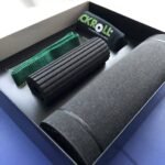 Contenido del kit Running Box dentro de su caja: Mini Flow verde, rodillo Slim gris y bolso de tela