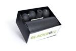Vista superior de la caja abierta del kit Blackroll BlackBox mostrando el rodillo Standard negro, el rodillo Mini y las pelotas Ball 08 y Duoball 08 en el interior, con el logo BLACKROLL