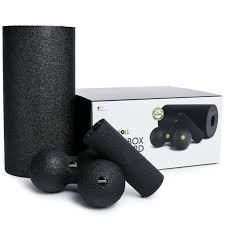 Kit Blackroll BlackBox en negro (rodillo Standard, rodillo Mini, Ball 08 y Duoball 08) junto a su caja de empaque