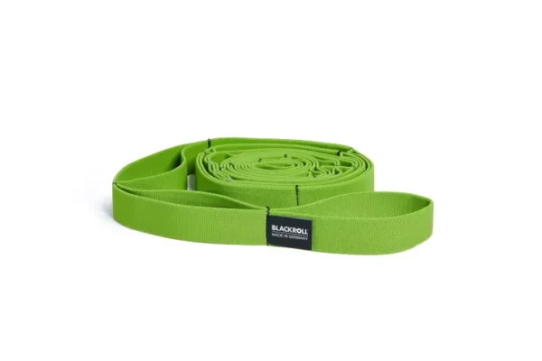 BR_2017-10_MULTIBAND_0092_web_2 Blackroll Multi-Band verde enrollada mostrando sus múltiples lazos cosidos y la etiqueta BLACKROLL