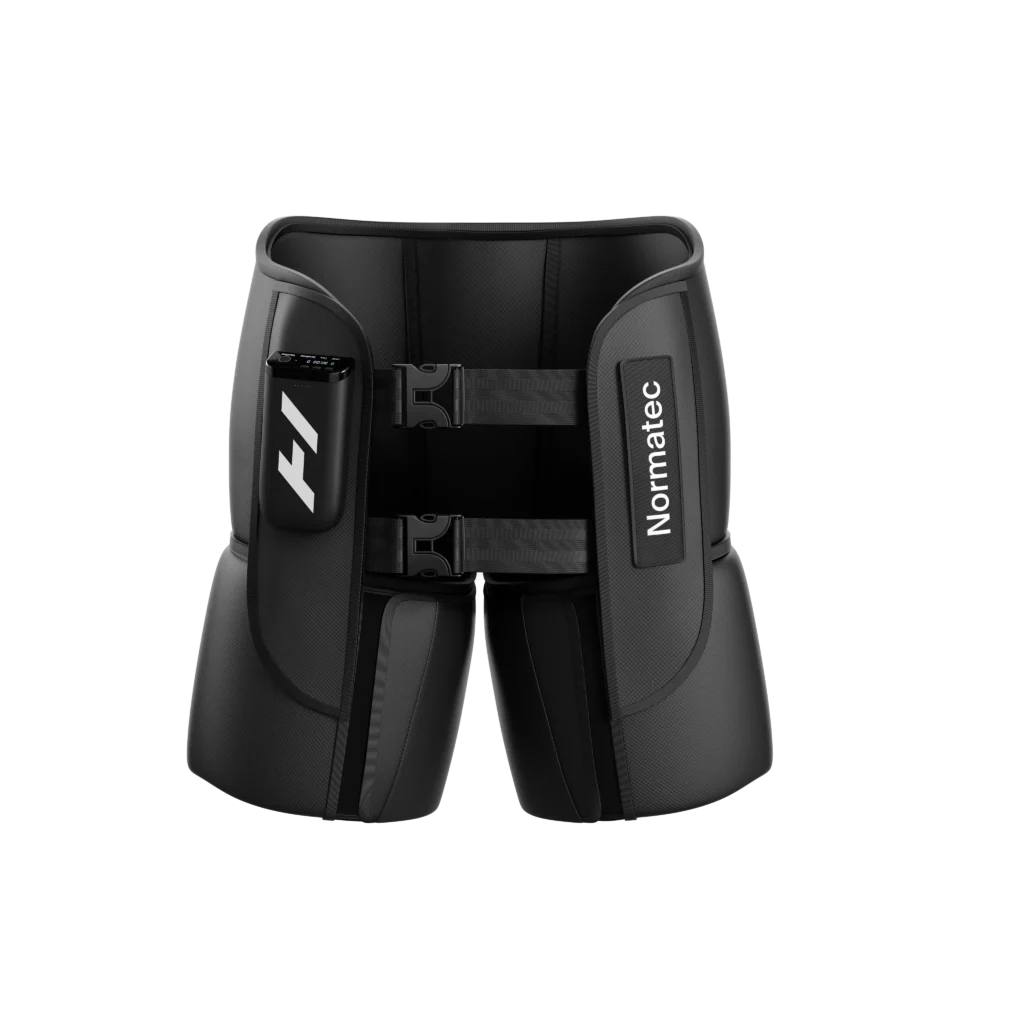 Vista frontal del wearable Normatec Elite Cadera sobre fondo blanco, con las cámaras infladas, hebillas de ajuste y el logo Hyperice en la unidad de control lateral