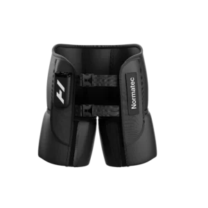 Vista frontal del wearable Normatec Elite Cadera sobre fondo blanco, con las cámaras infladas, hebillas de ajuste y el logo Hyperice en la unidad de control lateral