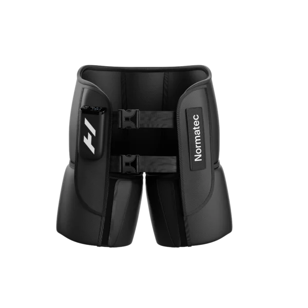 Normatec_Hips_Refresh2025_Front_BuckleB_56_01_onAlpha Vista frontal del wearable Normatec Elite Cadera sobre fondo blanco, con las cámaras infladas, hebillas de ajuste y el logo Hyperice en la unidad de control lateral