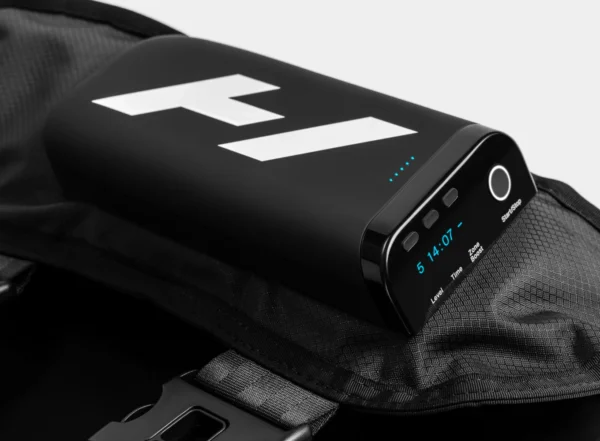 Detalle de la unidad de control del Normatec Elite Cadera, con pantalla mostrando nivel y tiempo, botones Level, Time y Zone Boost, y el logo Hyperice