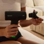 Persona cambiando el cabezal intercambiable del Hypervolt 3