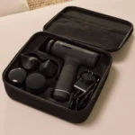 Hypervolt 3 con sus 5 cabezales intercambiables, cargador y estuche de transporte abierto