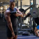 Hombre usando Hypervolt 3 Pro en el hombro durante una sesión de entrenamiento en gimnasio