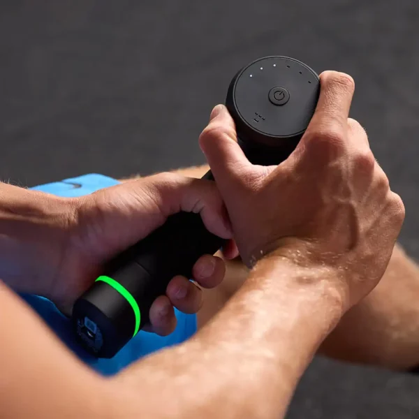 Primer plano de manos sosteniendo el Hypervolt 3 Pro sobre el antebrazo