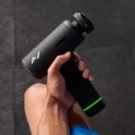 Vista superior de mano sosteniendo el Hypervolt 3 Pro sobre la pierna