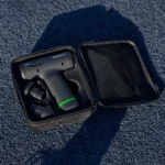 Hypervolt Go 3 con sus 2 cabezales intercambiables dentro del estuche de transporte abierto
